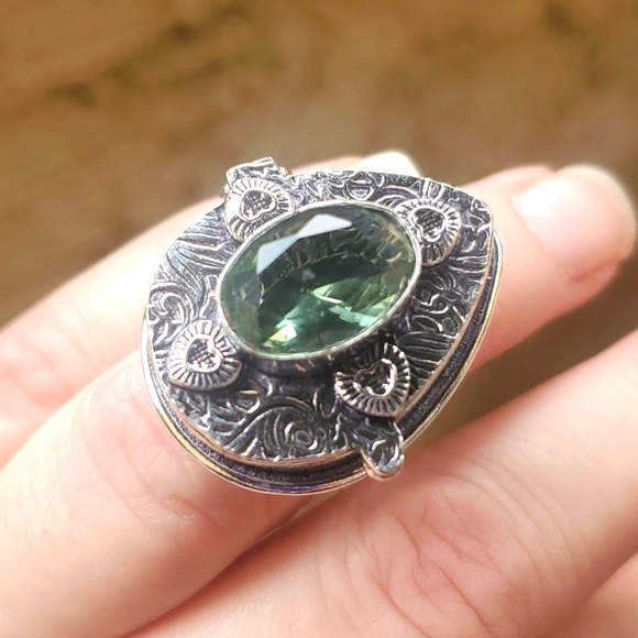 New Tsavorite 925 Silver Hearts Poison Ring. - Picture 2 of 16